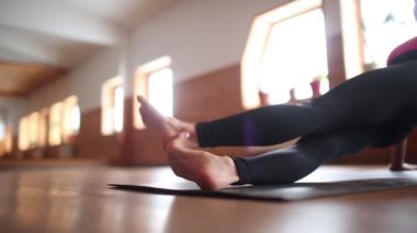 Güneş yoga ayarı ayak güneş tebrik tebrik bir kız silüeti.