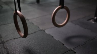 İç asılı geleneksel ahşap jimnastikçi Yüzükler.