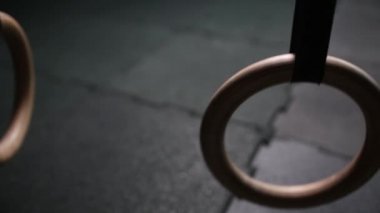 İç asılı geleneksel ahşap jimnastikçi Yüzükler.