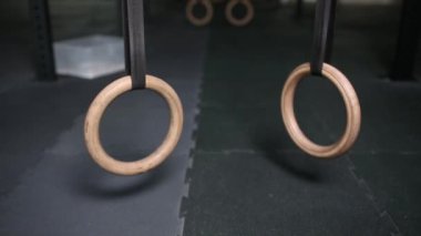 İç asılı geleneksel ahşap jimnastikçi Yüzükler.