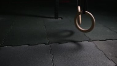 İç asılı geleneksel ahşap jimnastikçi Yüzükler.