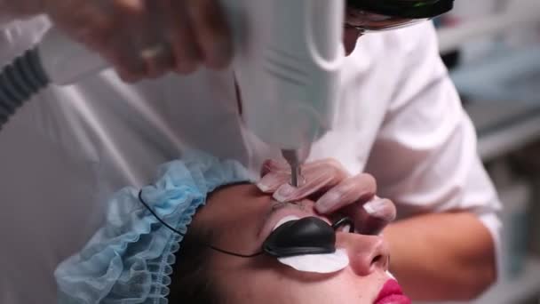 La desaparición láser del maquillaje permanente en la persona. Primeros planos mujer joven que recibe la corrección de un tatuaje en el procedimiento de las cejas. La corrección de las imperfecciones naturales en la persona . — Vídeo de stock