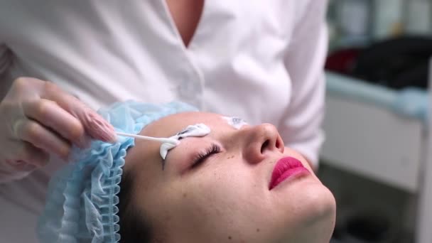 Remoção Laser Uma Maquilagem Permanente Uma Cara Feche Mulher Jovem — Vídeo de Stock