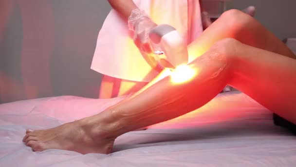 Mulher recebendo tratamento a laser no centro de spa médico, conceito de remoção de cabelo permanente . — Vídeo de Stock