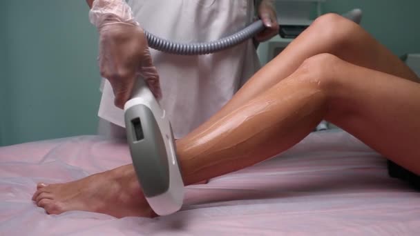 Vrouw krijgen laserbehandeling in medische spa center, permanente haar verwijdering concept. — Stockvideo