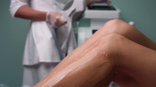 Lazer tedavisi tıbbi spa merkezi, kalıcı saç kaldırma kavramı getting kadın. — Stok video