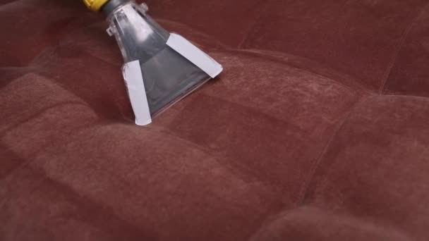 Sofa chemische reiniging met professioneel extractiemethode. Gestoffeerd meubilair. Vroege lente schoonmaak of regelmatig schoon te maken. Stomerijen in lichte rode beschermende handschoen werknemer verwijderen van vuil uit — Stockvideo