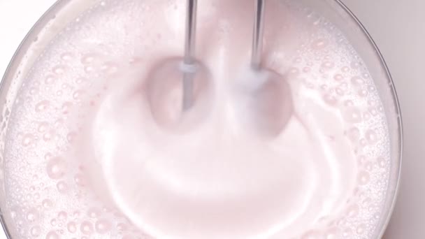 Milkshake aux baies mélangé dans un mélangeur avec fond blanc. Au ralenti. Vidéo recyclée . — Video