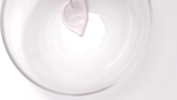 Berry Milkshake Mengen Blender Met Witte Achtergrond Slow Motion Gerecycled — Stockvideo