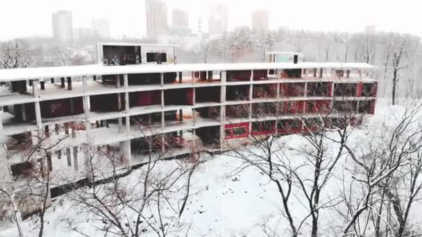 Verlaten onvoltooide gebouw. Kantoor, winkelcentrum monolithische gevel van blok van flats in aanbouw. — Stockvideo