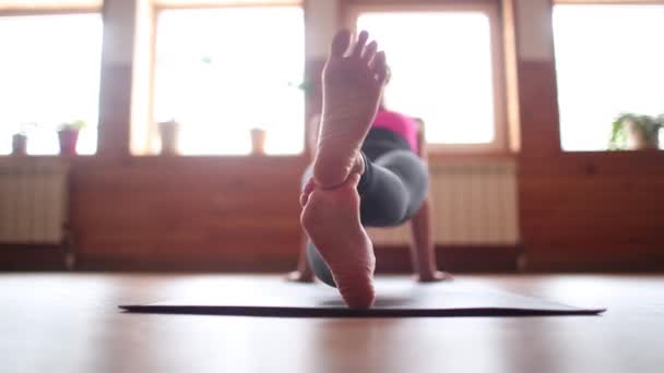 Силуэт девушки, приветствующей солнце йоги установки ног к приветствию солнца . — стоковое видео