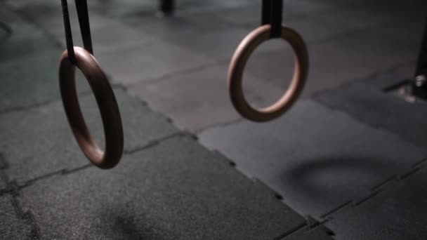 В интерьере висят традиционные деревянные кольца для гимнастики . — стоковое видео