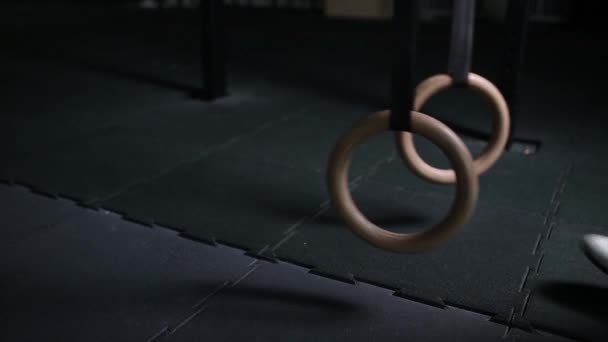 Anéis de ginasta de madeira tradicionais pendurados no interior . — Vídeo de Stock