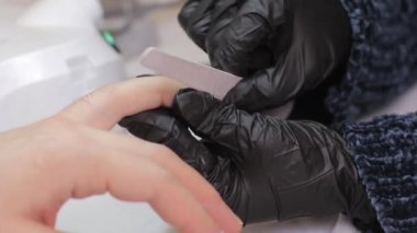 kadın güzellik salonu usta bir manikür erkek bir istemciye kuramıyor..