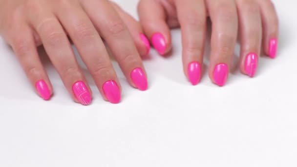 Mãos Femininas Manicure Vista Perto Manicura Primavera Delicada — Vídeo de Stock