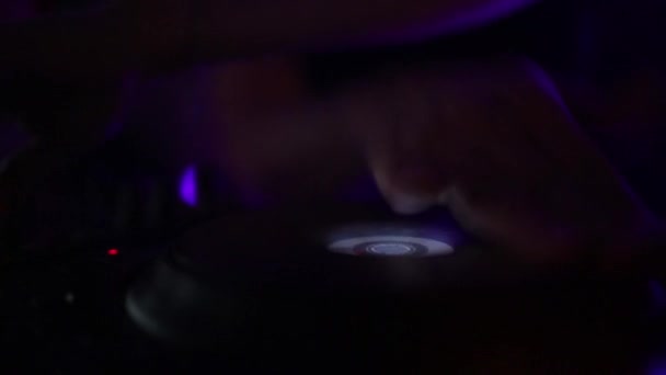 Gros plan de dj jouer de la musique de fête sur lecteur USB cd moderne dans le club disco - Vie nocturne et concept de divertissement. DJ table tournante console mixer contrôle avec deux mains dans la scène de boîte de nuit de concert . — Video