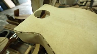 Bir klasik gitar imalat luthier yakın çekim.