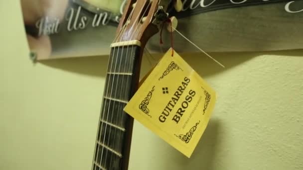 Alicante España Junio 2018 Luthier Fabrica Una Guitarra Clásica Cerca — Vídeo de stock