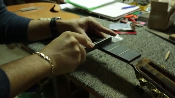 Luthier produzione di una chitarra clasica, primo piano . — Video Stock