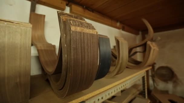 弦楽器製造古典的ギターをクローズ アップ — ストック動画