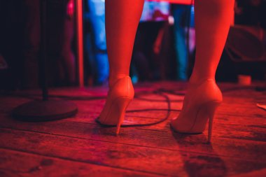 Entertianment bir düğünde. Bir adam bir akustik gitar çalarken bir kadın şarkıcı insanlarla etkileşim halindedir.