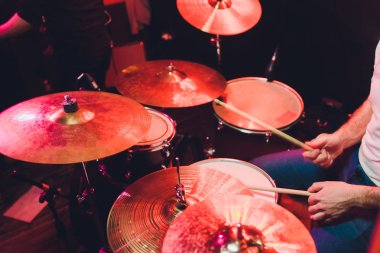 müzik, insanlar, müzik aletleri ve eğlence kavramının - erkek müzisyen ya da davul kiti stüdyoda tatil ışıklar üzerinde artalanda çalışır davulcu.