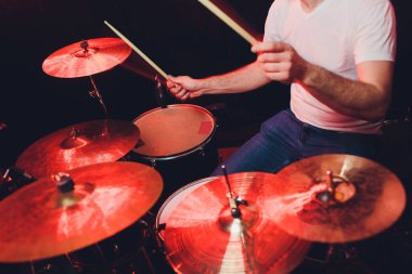 müzik, insanlar, müzik aletleri ve eğlence kavramının - erkek müzisyen ya da davul kiti stüdyoda tatil ışıklar üzerinde artalanda çalışır davulcu.
