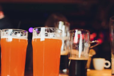 Bira gözlük ile bira Bar.