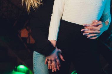 İki kız birbirlerine elele. Bayanlar kaç Oda.