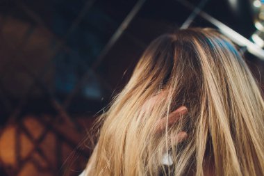 Öfke ve insanlar içinde büyük öfke. Sarışın öfkeli kadın sarışın saç baş dışarı çekerek. Gösterilen onun kötü ifade, hareket portre, duygusal genç kız bulanık resim.