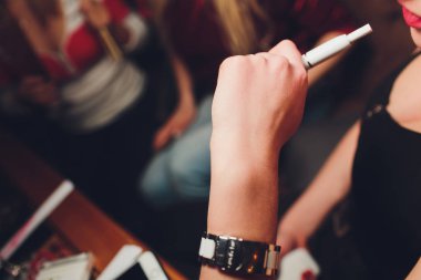 Iqos ısı-değil-yanık tütün ürün teknolojisi. E-Sigara İçilmeyen önce elinde tutan kadın.