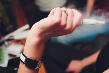 Iqos ısı-değil-yanık tütün ürün teknolojisi. E-Sigara İçilmeyen önce elinde tutan kadın.