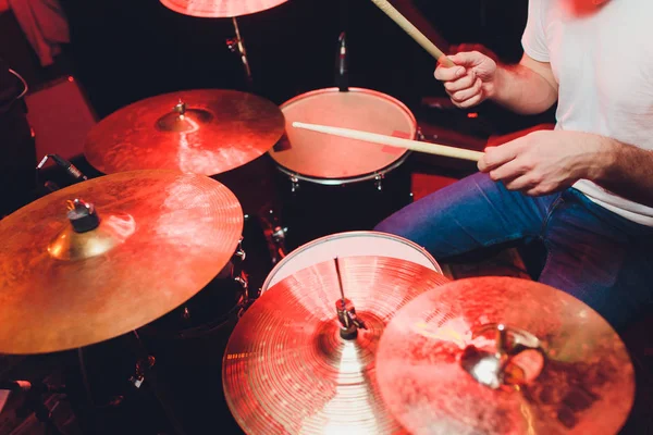 Musik, Menschen, Musikinstrumente und Unterhaltungskonzept - männlicher Musiker oder Schlagzeuger, der über die Feiertage im Studio Schlagzeug spielt. — Stockfoto