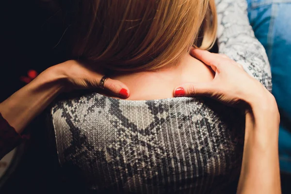 Primer plano retrato de la encantadora pareja de lesbianas masaje relajarse y feliz novia tocando amante . —  Fotos de Stock