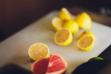 Plastik kesme tahtası mutfakta limon Dilimleme kadın.