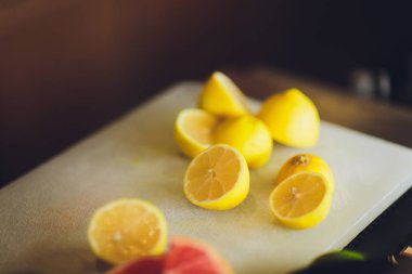 Plastik kesme tahtası mutfakta limon Dilimleme kadın.