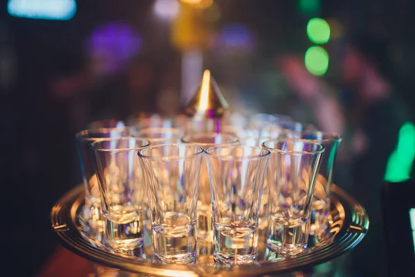 Vasos de chupito vacíos en el mostrador de bar enfoque selectivo . — Foto de Stock