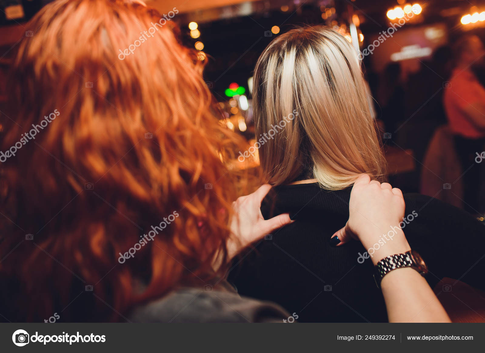素敵なレズビアンのカップル マッサージのポートレート クローズ アップ リラックスと恋人に触れることによって幸せな恋人 ストック写真 C Vershinin Photo
