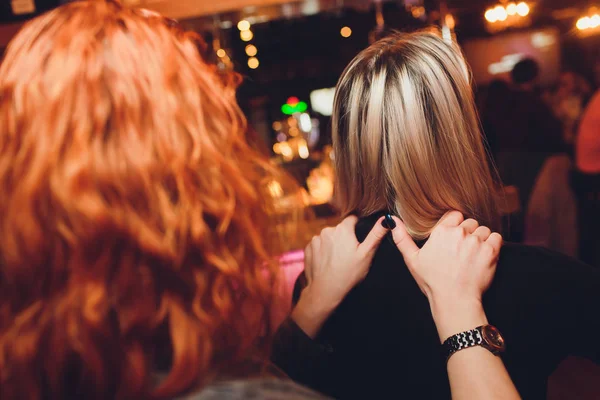 Primer plano retrato de la encantadora pareja de lesbianas masaje relajarse y feliz novia tocando amante . —  Fotos de Stock