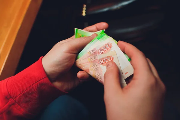 Manos de los hombres cuentan el dinero ruso de cerca . — Foto de Stock