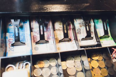 Rus parası cüzdanından 100 ruble. ATM banka makinasıyla. para puan, para çekmek. Geri ödeme kredi.