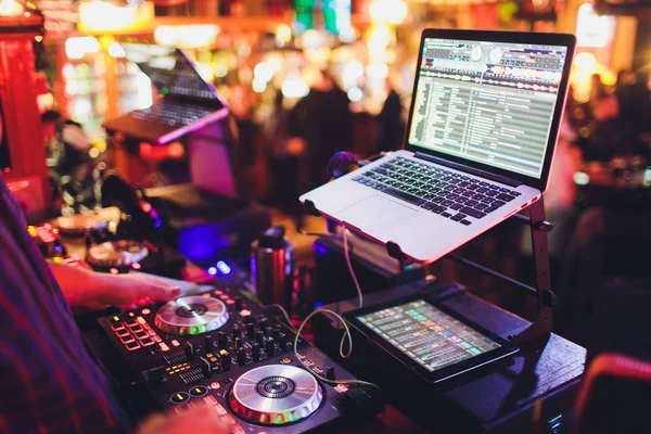 Hände von DJ Mix Tracks auf digitalem Plattenspieler und Software auf Laptop mit professioneller Mixing-Software. Discjockey spielen Musikshow. — Stockfoto