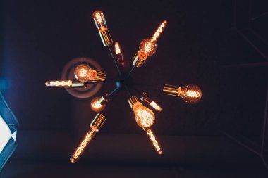 Vintage edison ışık lambaları ve cooper metal tüp konstrüksiyon.