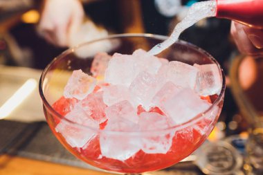 Kırmızı meyveler, nane, limon ve büyük cam şişede farklı fruti çok ferahlatıcı yaz limonata buz.