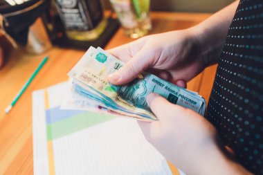Rus banknotlarının çoğunu elinde tutan bir fanatiğin elindeki Rus rublesi. Rus rublesinin izole edilmiş beşte biri kadar para transferi..