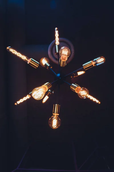 Vintage edison ışık lambaları ve cooper metal tüp konstrüksiyon. — Stok fotoğraf