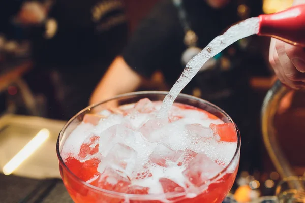 Ice uppfriskande sommar lemonad med röda bär, mynta, citron och massa olika fruti i stora glasflaska. — Stockfoto