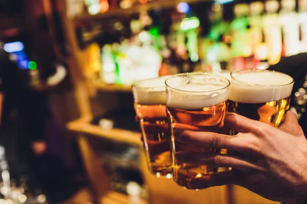 Barman händer hälla en öl i ett glas. — Stockfoto