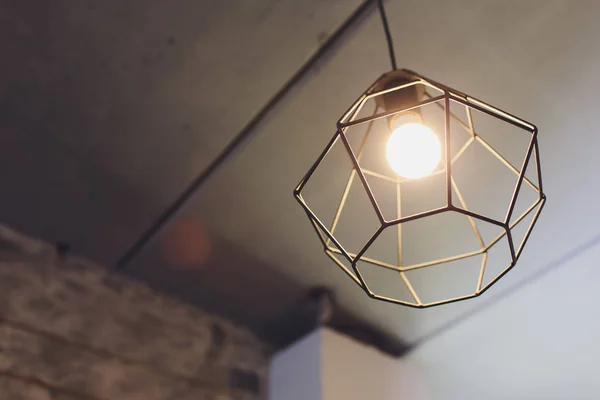 Lampa i retro stil i restaurangen. — Stockfoto