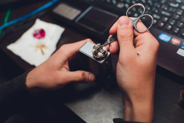 Elektronik Mech mod vaping cihazının bakımı. Modern Buharlaştırıcı Gadget 'ı vape e-Liquid olarak düzeltin. Sigara Ejuice için yeni fitil.